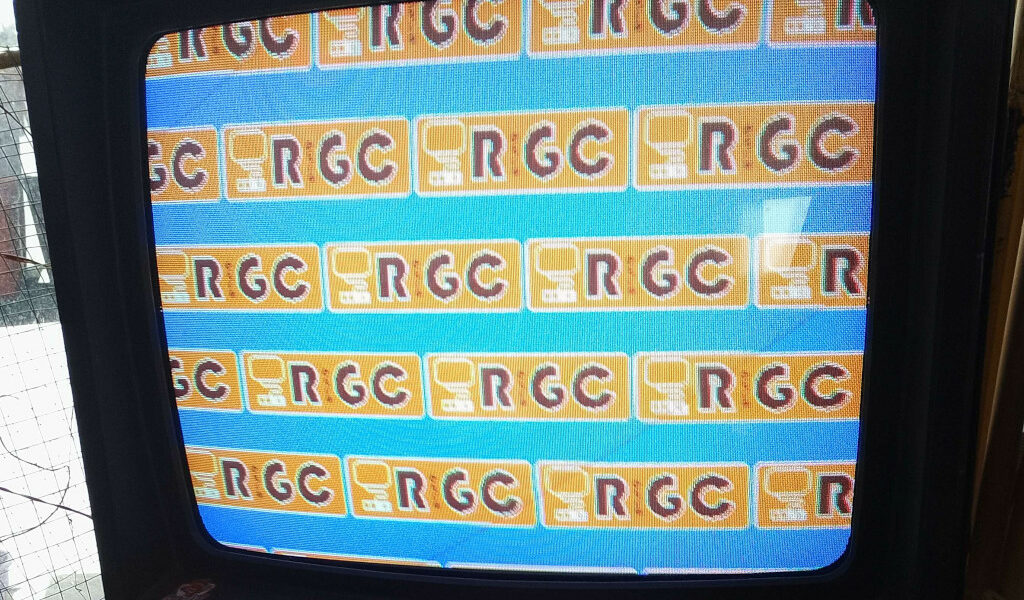Un moniteur d'Amstrad CPC affiche le logo de la RGC