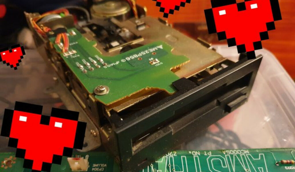 Un lecteur de disquette Amstrad CPC avec des petits coeurs en pixels !